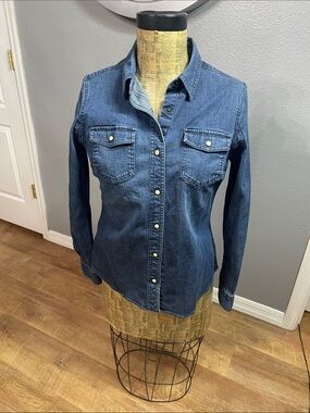 NWOT Classic Dark Blue Denim Fitted Shirt - Snap & Button Closure - size M